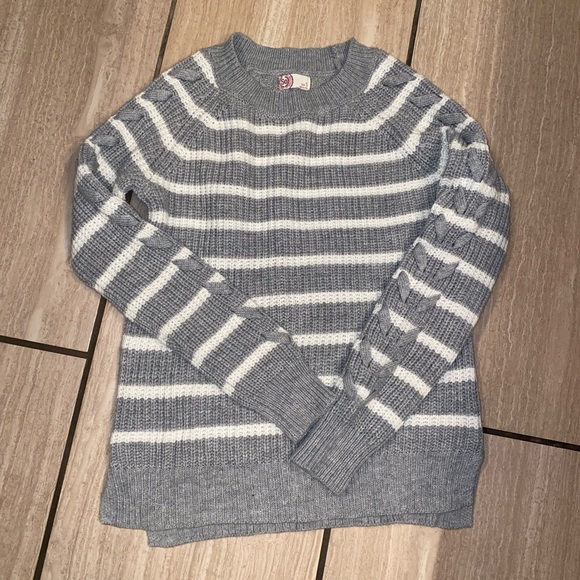 So sweater bundle juniors small - Picture 3 of 4